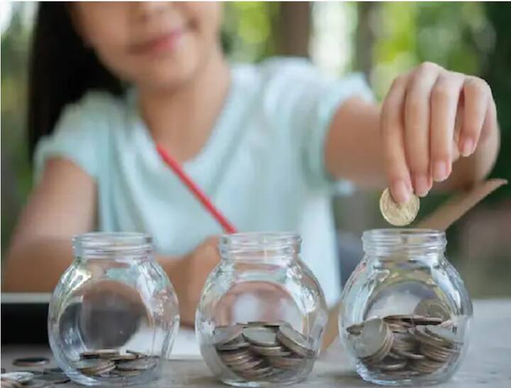 ਇਸ ਖਾਤੇ ਦੀ ਸਭ ਤੋਂ ਖਾਸ ਗੱਲ ਇਹ ਹੈ ਕਿ ਤੁਹਾਨੂੰ ਇਸ ਖਾਤੇ ਵਿੱਚ ਘੱਟੋ-ਘੱਟ ਬਕਾਇਆ ਰੱਖਣ ਦੀ ਲੋੜ ਨਹੀਂ ਹੈ। ਜੇਕਰ ਤੁਸੀਂ ਮਿਨੀਮਮ ਬੈਲੇਂਸ ਬਰਕਰਾਰ ਨਹੀਂ ਰੱਖਦੇ ਹੋ ਤਾਂ ਵੀ ਤੁਹਾਨੂੰ ਕਿਸੇ ਤਰ੍ਹਾਂ ਦਾ ਜ਼ੁਰਮਾਨਾ ਨਹੀਂ ਦੇਣਾ ਪਵੇਗਾ। ਇਹ ਖਾਤਾ ਜ਼ੀਰੋ ਬੈਲੇਂਸ 'ਤੇ ਵੀ ਖੋਲ੍ਹਿਆ ਜਾ ਸਕਦਾ ਹੈ।