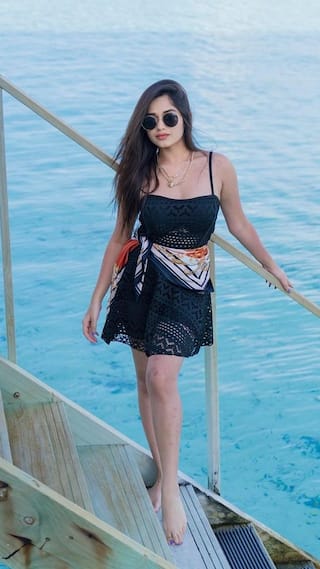 ટીવીની યુવા એક્ટ્રેસે બ્લેક ડ્રેસમાં આપ્યા બૉલ્ડ પૉઝ, સુંદરતા જોઇને ફેન્સ પણ થઇ ગયા દિવાના