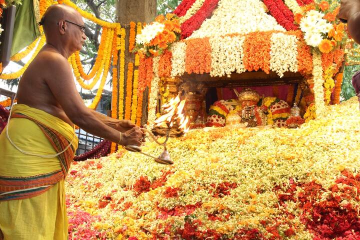 పుష్పయాగం అనంతరం శ్రీ సీతాలక్ష్మణ సమేత కోదండరామస్వామివారిని ఆలయ నాలుగు మాడ వీధుల్లో ఊరేగించారు.