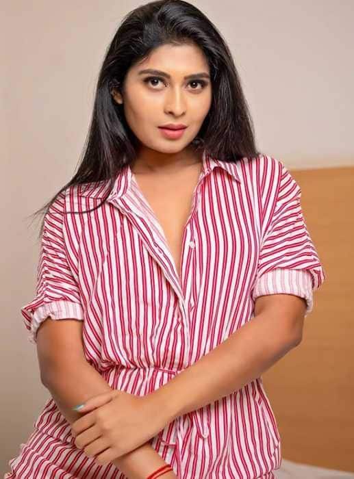 கண்ணானே கண்ணே சீரியலில் நடித்து வருகிறார்