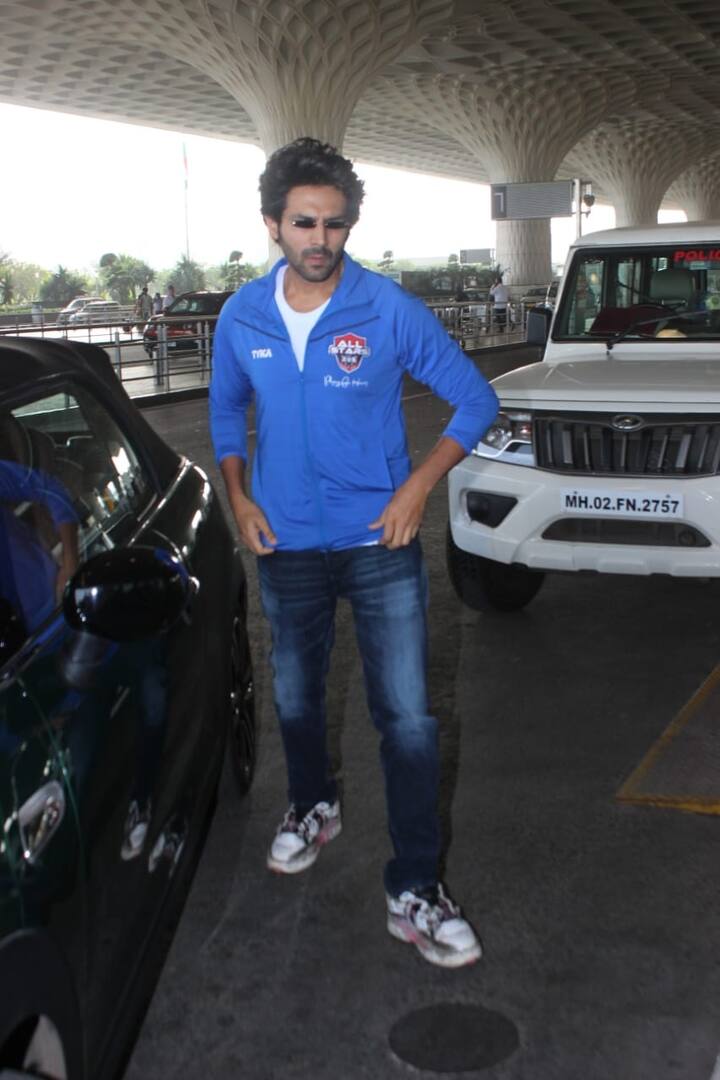 कार्तिक आर्यन को फुटबॉल कितना पसंद है ये अक्सर उनकी तस्वीरों के जरिए सामने आ चुका है. कार्तिक भी, रणबीर कपर और अभिषेक के साथ दुबई के लिए रवाना हुए हैं.