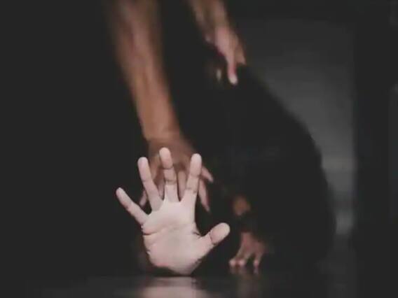Jashpur Crime News: मामा के घर आई युवती के साथ दरिंदगी, दो नाबालिग समेत तीन आरोपी गिरफ्तार Jashpur Crime News: मामा के घर आई युवती के साथ दरिंदगी, दो नाबालिग समेत तीन आरोपी गिरफ्तार