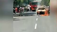 Breaking : Lucknow में कार बनी आग का गोला, देखते ही देखते जलकर हुई खाक । Hindi News