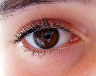 Dry Eyes : 'या' कारणांमुळे डोळ्यांमध्ये येतो कोरडेपणा; जाणून घ्या लक्षणं आणि उपाय