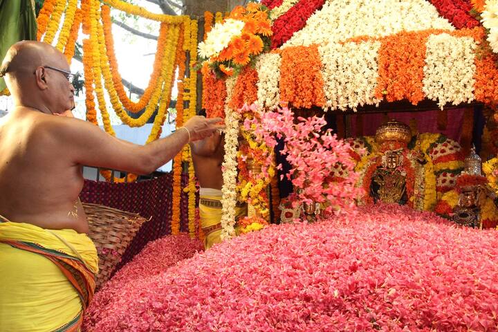 తమిళనాడు, కర్ణాటక, ఆంధ్రప్రదేశ్, తెలంగాణ రాష్ట్రాల నుంచి పుష్పాలు విరాళంగా అందాయి. మొదటగా అర్చకులు 108 సార్లు విష్ణుగాయత్రి మంత్రాన్ని పఠించి పుష్పాలకు అధిపతి అయిన పుల్లుడు అనే దేవున్ని ప్రసన్నం చేసుకున్నారు. ఇలా చేయడం వల్ల ప్రకృతిమాత పులకించి ఎలాంటి వైపరీత్యాలు తలెత్తకుండా స్వామివారు కరుణిస్తారని నమ్మకం.