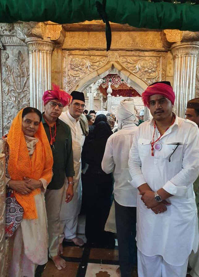 आमदार रोहित पवारांसोबत त्यांचे आईवडील देखील आहेत.