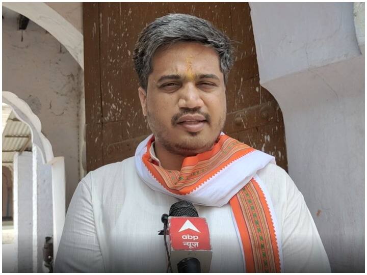 NCP Chief Sharad Pawars Nephew MLA Rohit Pawar arrives at Ayodhya Ram Lalas Darshan target on Raj Thackeray Loudspeaker Row: राम लला के दर्शन को पहुंचे NCP चीफ शरद पवार के भतीजे रोहित पवार, राज ठाकरे के अयोध्या दौरे पर कही बड़ी बात