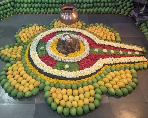 कुणकेश्वर चरणी जगप्रसिद्ध देवगड हापूस आंब्यांची आरास