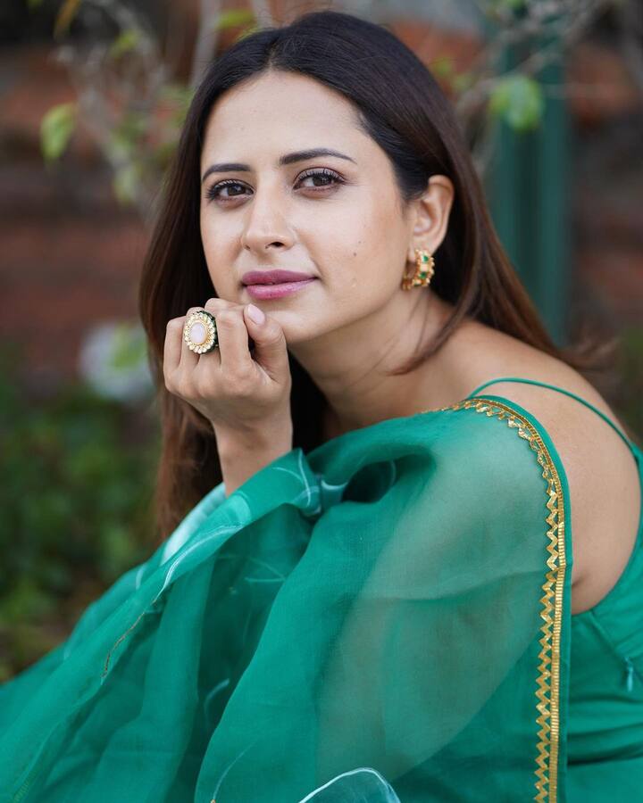 सरगुन मेहता सोशल मीडिया पर काफी एक्टिव हैं. उन्होंने इंस्टाग्राम पर अपनी लेटेस्ट फोटोशूट की तस्वीरें शेयर की हैं.