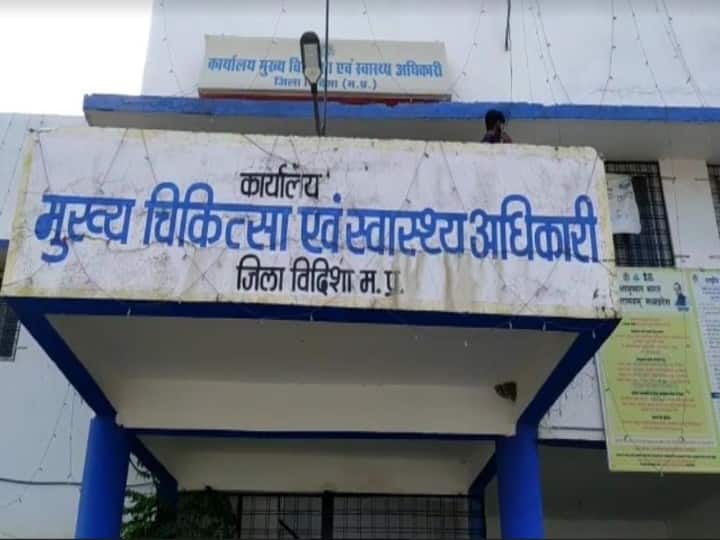 Doctor sold goods worth lakhs including X-ray machine in junk ANN Madhya Pradesh: सरकारी अस्पताल के डॉक्टर पर एक्सरे मशीन और लाखों का सामान कबाड़ में बेचने का आरोप, सफाई में डॉक्टर ने यह कहा