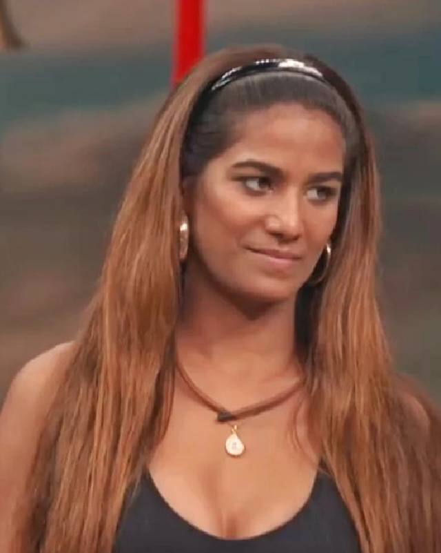 पूनमनं शोमध्ये सांगितलं की,अनेकवेळा आत्महत्या करायचे विचार तिच्या मनात आले होते. एका मुलाखतीमध्ये पूनमनं सांगितलं, ' घरगुती हिंसाचारामुळे मला ब्रेन हॅमरेज झाले होते. मला कोणत्याही गोष्टीचा वास येत नव्हता. मी आजूबाजूच्या लोकांना एखाद्या गोष्टीच्या वासाबद्दल विचारत होते. ब्रेन हॅमरेजनंतर मला अनेक समस्या जाणवू लागल्या पण मी तेव्हा मेंटली आणि फिजिकली खूप मजबूत झाले.  '(photo:poonampandeyreal/ig)