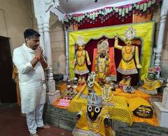 Rohit Pawar : रोहित पवार तीर्थयात्रेला; विविध धार्मिक स्थळांच्या भेटी; राजस्थाननंतर सहकुटुंब यूपीत पोहोचले