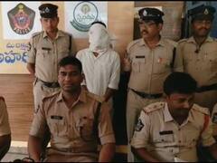 Crime News : మహిళా పోలీస్ న్యూడ్ ఫోటోల్ని ఆమె తల్లిదండ్రులకే పంపాడు - అడ్డంగా బుక్కయ్యాడు !