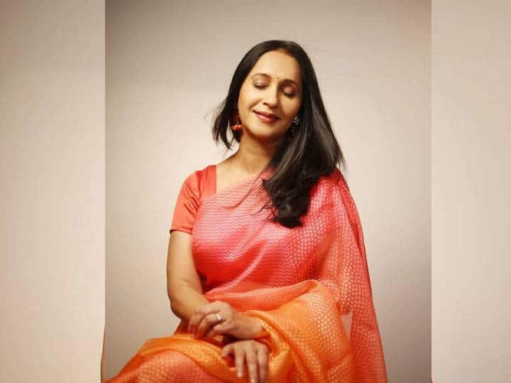 ‘युगपुरुष’ मालिकेनंतर त्यांच्याकडे बऱ्याच चित्रपटांच्या ऑफर्स येऊ लागल्या होत्या. ‘शाबास सुनबाई’ या चित्रपटामधून त्यांनी आपल्या चित्रपट कारकीर्दीला सुरुवात केली होती. यानंतर त्यांनी ‘अशीही बनवाबनवी’ या चित्रपटात भूमिका केली. या चित्रपटाने त्यांच्या करिअरला कलाटणी दिली. या चित्रपटानंतर त्यांच्याकडे हिंदीतूनही ऑफर येऊ लागल्या.