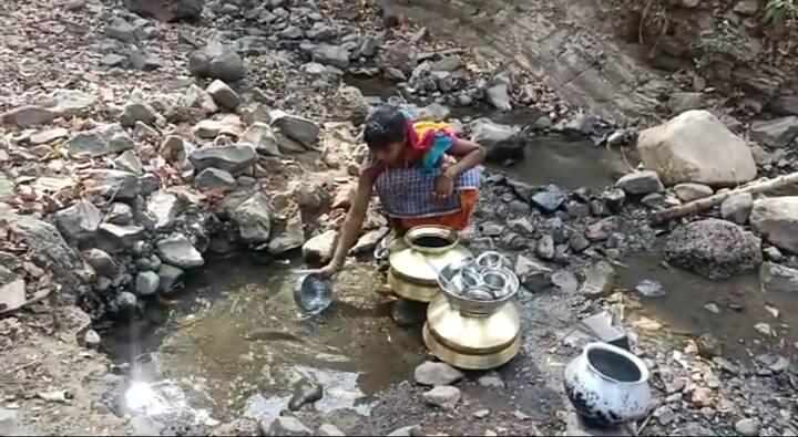 क्योंकि गांव में पानी ना होने की वजह से यहां के लोगों को गांव से लगभग 500 मीटर दूर पहाड़ से नीचे उतरकर पहाड़ों से निकलने वाले पानी से प्यास बुझाना पड़ती है. हालांकि की जिला प्रशासन द्वारा बार बार बोरिंग भी खुदवाया गया लेकिन बोर सफल नहीं हुआ है. हालात ये है कि महिलाएं छोटे-  छोटे बच्चों को कमर से बांधकर पानी लाने को मजबूर है.