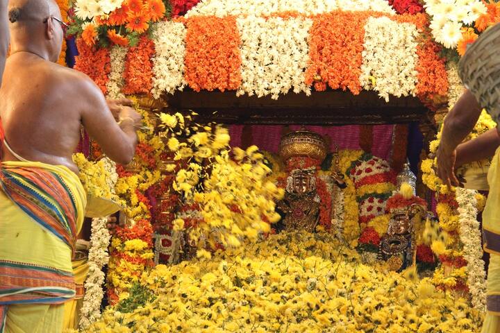 వార్షిక బ్రహ్మోత్సవాల్లో గానీ, నిత్యకైంకర్యాల్లో గానీ అర్చక పరిచారకుల వల్ల, అధికార అనధికారుల వల్ల, భక్తుల వల్ల తెలియక ఏవైనా లోపాలు జరిగి ఉంటే వాటికి ప్రాయశ్చిత్తంగా పుష్పయాగం నిర్వహిస్తారు. ఈ యాగం నిర్వహణ వల్ల సమస్తదోషాలు తొలగిపోతాయని అర్చకులు తెలిపారు.