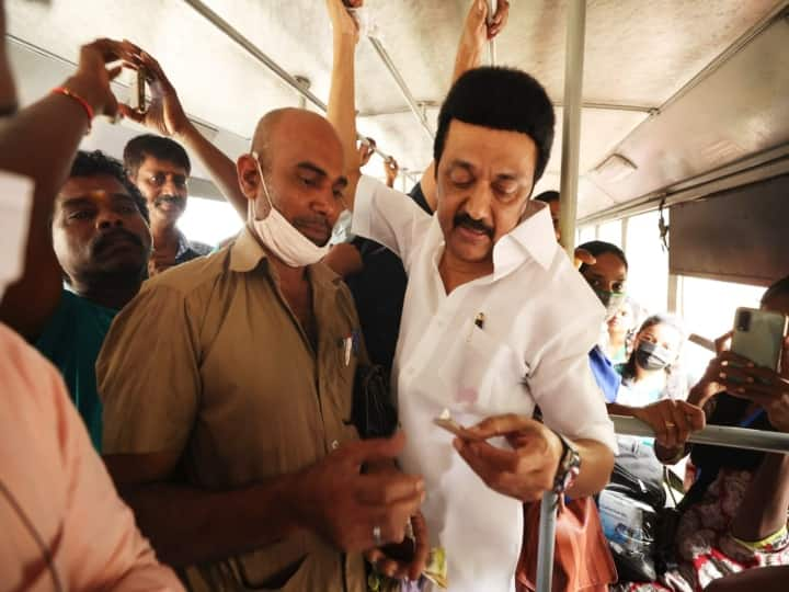 CM MK Stalin boarded a government bus in Chennai and conducted a surprise inspection ஓராண்டு ஆட்சி நிறைவு.. அரசுப் பேருந்தில் ஆய்வு செய்த முதல்வர்.. முன்னாள் முதல்வர்கள் அண்ணா, கருணாநிதிக்கு மரியாதை