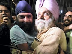 Tejinder Bagga News: कुछ इस अंदाज में अपने घर पहुंचे BJP नेता तेजिंदर बग्गा, CM अरविंद केजरीवाल को फिर दी चुनौती