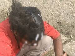 Ballia News: बलिया में छेड़छाड़ के आरोपी का सिर मुड़वाकर मुंह पर पोती कालिख, वीडियो वायरल