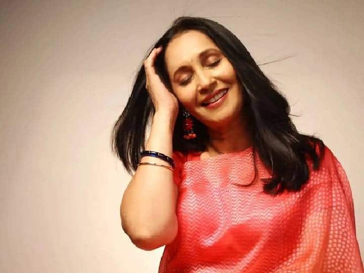 ‘हिना’ या चित्रपटाद्वारे त्यांनी बॉलिवूडमध्ये पदार्पण केले. या चित्रपटाने बॉक्स ऑफिस वर भरपूर कमाई केली. ‘हिना’ हा चित्रपट त्याकाळच्या सर्वात गाजलेल्या चित्रपटांपैकी एक होता. या चित्रपटातील ‘देर ना हो जाए कही देर ना हो जाए’ हे गाणे अश्विनी भावे यांच्यावर चित्रित केले गेले होते, जे आजही रसिकांना मंत्रमुग्ध करते. (Photo : @ashvinibhave/IG)