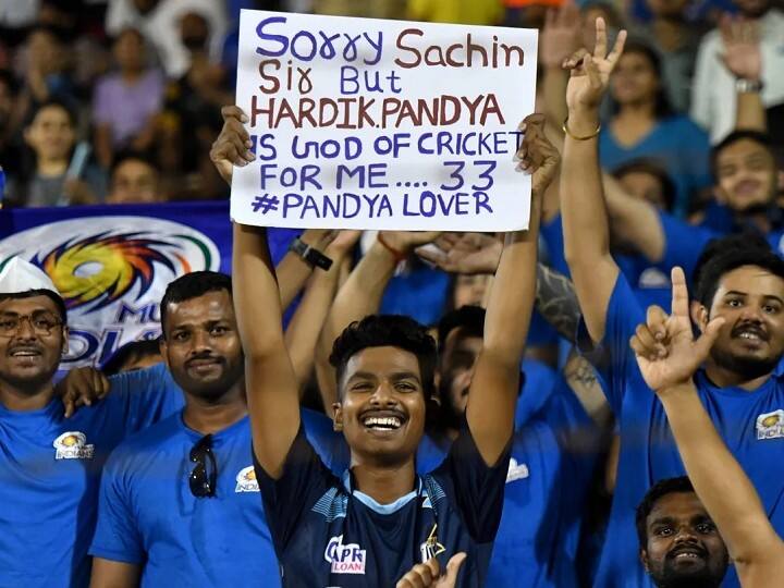 मैच में क्रिकेट फैंस का जोश भी खूब दिखाई दिया. स्टेडियम में कोई मुंबई इंडियंस के पोस्टर लेकर खड़ा था तो कोई गुजरात टाइटंस का दीवाना था. एक फैन हार्दिक पांड्या को अपना भगवान बताते भी नजर आया. (फोटो सोर्स: iplt20.com)