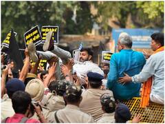 Tajinder Bagga Protest: दिल्ली में बीजेपी नेताओं का केजरीवाल के खिलाफ प्रदर्शन, बग्गा से मिलने पहुंचे तेजस्वी सूर्या