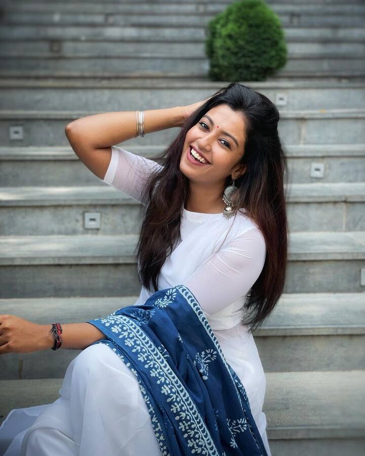 பால்நிலா உன் கையிலே சோறாகி போகுதே வானவில் நீ சூடிட மேலாடை ஆகுதே