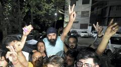 Tajinder Bagga: 'आतंकवादियों की तरह घसीटकर बाहर लाए, पिता के साथ हुई मारपीट', गिरफ्तारी की कहानी तेजिंदर बग्गा की जुबानी