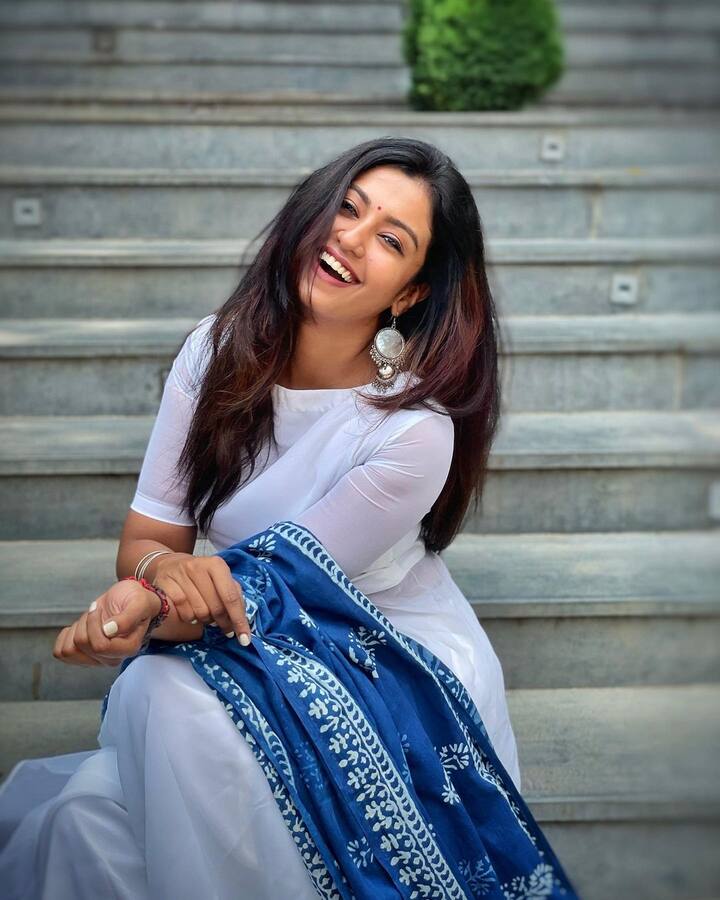 பாரதி உன் சாயலை பாட்டாக மாற்றுவான் தேவதை நீ தானென வாயார போற்றுவான்..