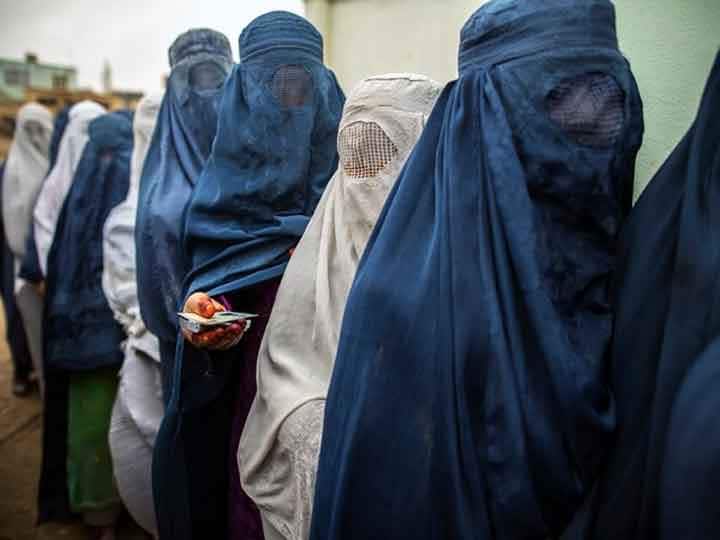 Women will have to wear All-Covering Burqa in public places in Afghanistan Taliban decree Taliban In Afghanistan: अफगानिस्तान में सार्वजनिक जगहों पर महिलाओं को आंखें भी छिपानी होंगी, इस तरह का बुर्का पहनने का आया फरमान