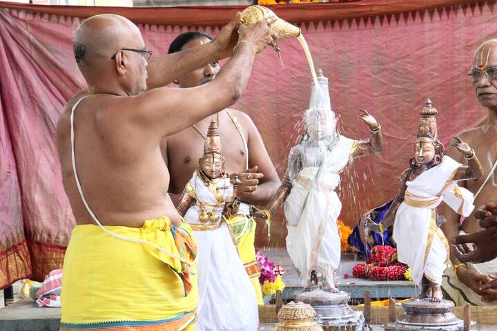 స్వామి, అమ్మవారి ఉత్సవర్లకు స్నపన తిరుమంజనం నిర్వహించారు. ఇందులో పాలు, పెరుగు, తేనె, పసుపు, చందనం, కొబ్బరి నీళ్లతో అభిషేకం చేశారు.