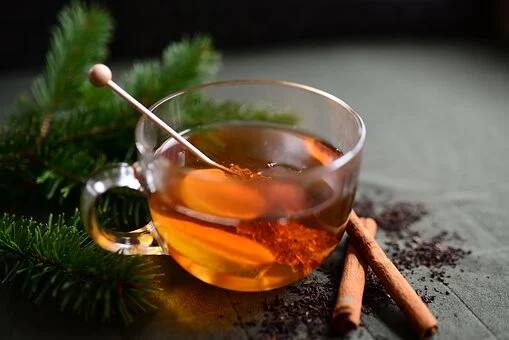 शहद से तैयार चाय गर्मी में आपको स्वस्थ रख सकती है. साथ ही इससे आपको गर्मी का एहसास भी नहीं होगा. (Photo - Pixabay)