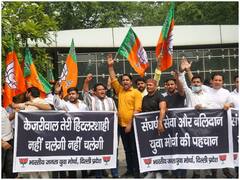 Tajinder Bagga Protest: दिल्ली में बीजेपी नेताओं का केजरीवाल के खिलाफ प्रदर्शन, बग्गा से मिलने पहुंचे तेजस्वी सूर्या