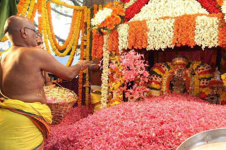 మధ్యాహ్నం 3 నుంచి సాయంత్రం 5.30 గంటల వరకు ఆలయంలోని ఊంజల మండపంలో అర్చకుల వేదమంత్రోచ్ఛారణలు, మంగళవాయిద్యాల నడుమ పుష్పయాగం శాస్త్రోక్తంగా జరిగింది.