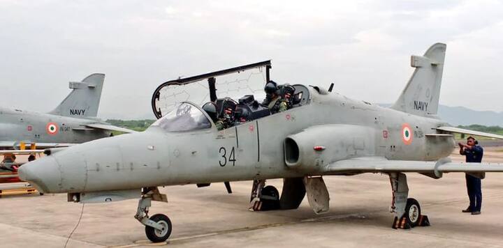 Hawk Mk 132 (Hawk MK 132) ਇੱਕ ਅਜਿਹਾ ਸਿਖਲਾਈ ਫਾਈਟਰ ਜੈੱਟ ਹੈ, ਜਿਸ ਦੀ ਵਰਤੋਂ ਦੁਨੀਆ ਦੇ 14 ਦੇਸ਼ ਕਰ ਰਹੇ ਹਨ। ਹੁਣ ਜਾਣੋ ਇਸ ਲੜਾਕੂ ਜਹਾਜ਼ ਦੀਆਂ ਵਿਸ਼ੇਸ਼ਤਾਵਾਂ ਬਾਰੇ। ਇਸ ਲੜਾਕੂ ਜਹਾਜ਼ ਵਿੱਚ ਚਾਲਕ ਦਲ ਦੇ ਦੋ ਮੈਂਬਰ ਬੈਠੇ ਹਨ। ਇੱਕ ਸਿਖਿਆਰਥੀ ਲੜਾਕੂ ਪਾਇਲਟ ਅਤੇ ਦੂਜਾ ਇੱਕ ਇੰਸਟ੍ਰਕਟਰ। ਇਸ ਦੀ ਲੰਬਾਈ 40.9 ਫੁੱਟ ਹੈ। ਵਿੰਗਸਪੈਨ 32.7 ਫੁੱਟ ਹੈ। ਕੱਦ 13.1 ਫੁੱਟ ਹੈ। ਇਸ ਦਾ ਭਾਰ 4480 ਕਿਲੋਗ੍ਰਾਮ ਹੈ। ਪੂਰੀ ਤਿਆਰੀ ਨਾਲ ਇਹ 9100 ਕਿਲੋ ਦੇ ਭਾਰ ਨਾਲ ਉੱਡ ਸਕਦਾ ਹੈ।