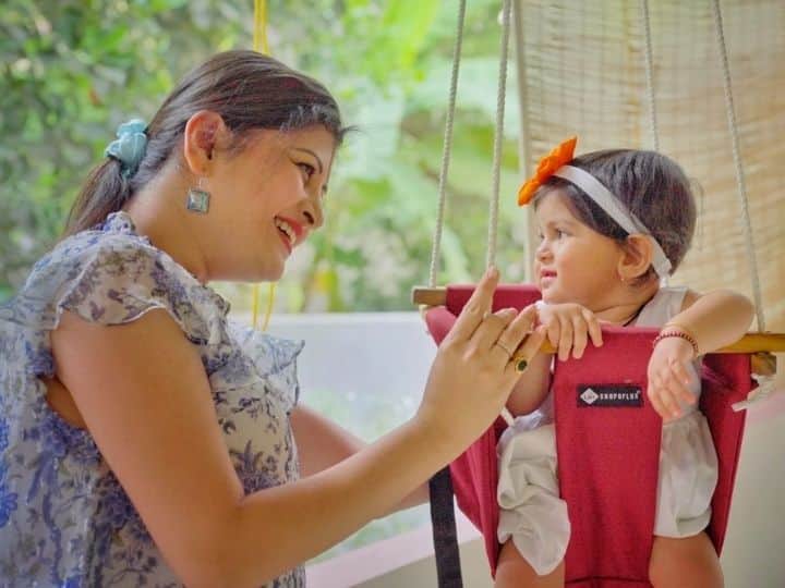 Singer Savaniee Ravindrra Mothers Day Special Maa Koi Tujhsa Nahin song out Savaniee Ravindrra : गायिका सावनी रविंद्रचा मातृदिन खास, 'माँ कोई तुझसा नहीं' गाणं प्रदर्शित
