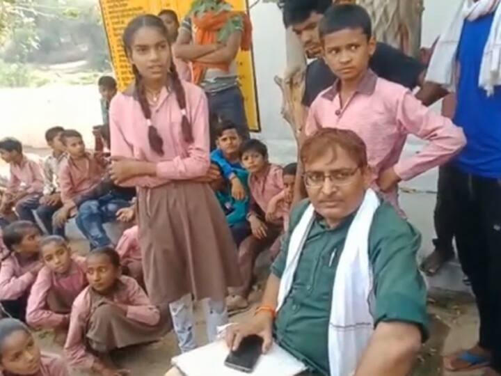 Mahoba News Dalit student thrashed fiercely for drinking water from teacher pitcher ANN Mahoba News: दलित छात्रा ने घड़े से पानी पिया तो टीचर ने मारा थप्पड़, पीड़िता ने पुलिस से की कार्रवाई की मांग