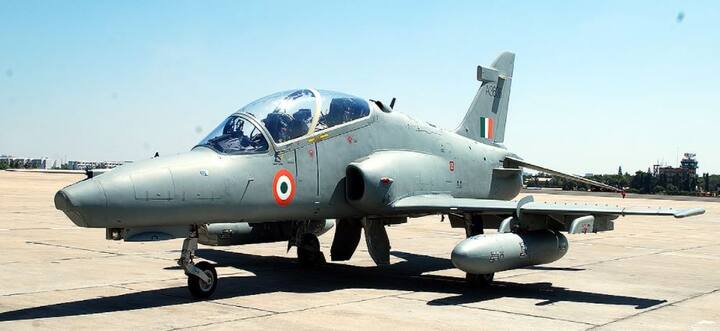 ਅਸਲ ਵਿੱਚ ਇਹ ਇੱਕ ਟ੍ਰੇਨਰ ਜੈੱਟ ਸਿਖਲਾਈ ਲੜਾਕੂ ਜਹਾਜ਼ ਹੈ। ਇਸ ਦਾ ਨਾਮ ਹਾਕ ਐਮਕੇ 132 (ਹਾਕ ਐਮਕੇ 132) ਹੈ। ਇਸਨੂੰ 23 ਫਰਵਰੀ 2008 ਨੂੰ ਭਾਰਤੀ ਹਵਾਈ ਸੈਨਾ ਵਿੱਚ ਸ਼ਾਮਲ ਕੀਤਾ ਗਿਆ ਸੀ। ਨਵੰਬਰ 2007 ਅਤੇ 2008 ਦੇ ਵਿਚਕਾਰ, ਬ੍ਰਿਟਿਸ਼ ਕੰਪਨੀ BAE ਸਿਸਟਮ ਤੋਂ 24 ਟ੍ਰੇਨਰ ਜੈੱਟ ਭਾਰਤ ਆਏ। 2008 ਅਤੇ 2011 ਦੇ ਵਿਚਕਾਰ, ਹਿੰਦੁਸਤਾਨ ਏਅਰੋਨੌਟਿਕਸ ਲਿਮਿਟੇਡ ਨੇ ਦੇਸ਼ ਵਿੱਚ 42 ਹੋਰ ਜਹਾਜ਼ਾਂ ਨੂੰ ਅਸੈਂਬਲ ਕੀਤਾ।