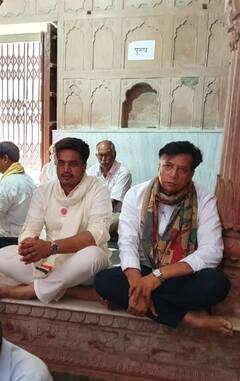 PHOTO : रोहित पवार तीर्थयात्रेला; परिवारासह देवदर्शनाचे फोटो केले शेअर