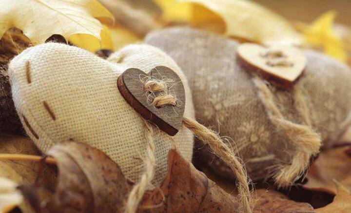 কিন্তু জীবনে তাঁকে কত দরকার, মুখ ফুটে বলা আর হয় না। ভালবাসা বলে বোঝাতে হয় না অবশ্যই, কিন্তু বিশেষ দিনগুলিতে মায়ের একটু যত্ন নেওয়া যায় বইকি! তাই রবিবার আন্তর্জাতিক মাতৃদিবসে, মাকে নিয়ে একটু আহ্লাদ হলই বা!