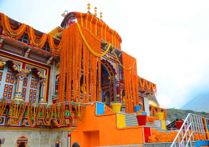 हिवाळ्यात बंद असलेले बद्रिनाथ धामाचे (Badrinath Dham) दरवाजे आज सकाळी 6 वाजता उघडले. गेल्या दोन वर्षांच्या कोरोना संकटानंतर यंदा बद्रिनाथमध्ये यात्रेचा उत्साह पाहायला मिळत आहे. सध्या बद्रिनाथ परिसरामध्ये कडाक्याची थंडी आहे. मात्र, या थंडीतही हजारो भाविकांनी दर्शनासाठी गर्दी केली आहे.