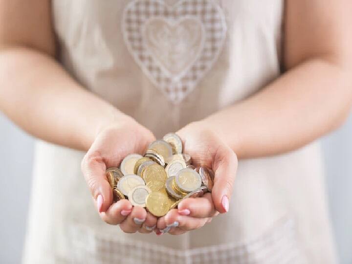 आमतौर पर यह देखा गया है कि घर की महिलाएं फाइनेंशियल चीजों के बारे में ज्यादा नहीं जानती है. आप इस कमी को दूर करने की कोशिश करें. इंटरनेट ने हम सभी के जीवन को बहुत आसान बना दिया है. आप इसकी मदद से तरह-तरह के सेविंग प्लान के बारे में जानकारी ले सकती हैं. बच्चों की पढ़ाई और शादी के लिए अच्छे निवेश ऑप्शन्स (Investment Tips) की तलाश कर सकती हैं. (PC: Freepik)