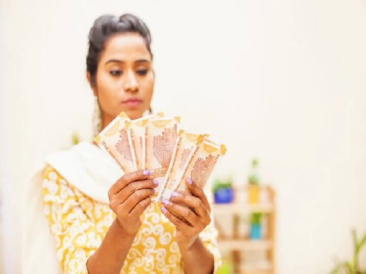 कई बार महिलाओं को बड़ी आर्थिक समस्या (Financial Problem) का भी सामना करना पड़ता है. घर में किसी सदस्य की गंभीर बीमारी ग्रस्त होने की स्थिति या पति की नौकरी छूट जाने की समस्या में घर की महिलाओं को सामने आना पड़ता है. ऐसे में हाउसवाइफ होते हुए भी आप कुछ स्मार्ट टिप्स (Smart Saving Tips) को फॉलो करके होम मेकर से फ्यूचर मेकर बन सकती है. फाइनेंशियल प्लानिंग करके आप अपने बच्चों के भविष्य को बेहतर बना सकती हैं. (PC: Freepik)