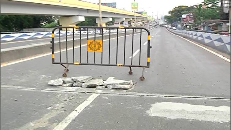 Kolkata : Huge pit found on Taratala Flyover, traffic movement stopped through one lane Taratala Flyover : তারাতলা উড়ালপুলে বড়সড় গর্ত, একদিকের লেনে বন্ধ যান চলাচল