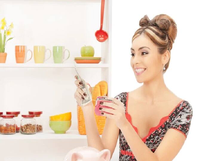 घर का बजट तय करते वक्त आप अन्य खर्चों का भी ध्यान रखें जैसे घर की ईएमआई, कार की ईएमआई, बच्चों की स्कूल का फीस, महीने के सेविंग आदि. इसके साथ ही हर महीने इमरजेंसी फंड के रूप में कुछ पैसों की सेविंग करना भी बहुत जरूरी है. (PC: Freepik)