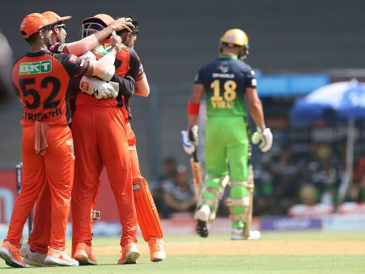 IPL 2022: Sanjay Bangar Consoles Virat Kohli Video After Kohli Registers 3rd Golden Duck In IPL 2022 In RCB vs SRH IPL Match IPL 2022: Sanjay Bangar Consoles Virat Kohli After He Registers 3rd Golden Duck In IPL 2022, Video Surfaces