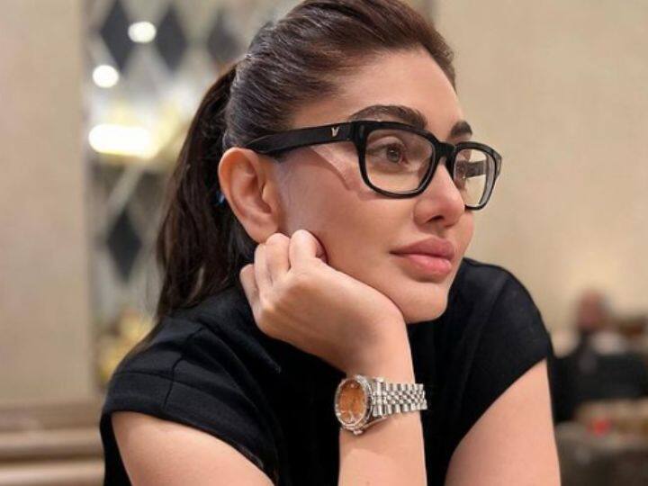 शेफाली आपले नव-नवीन फोटो सोशल मीडियावर शेअर करत असते. शेफाली नुकतेच छोटा ड्रेस घालून रस्त्यावर फिरायला निघालेले फोटो शेअर केले आहेत.