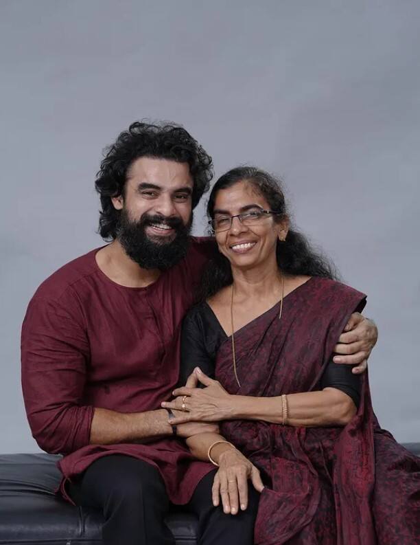 மின்னல் முரளி டோவினா, அம்மாவுடன்!