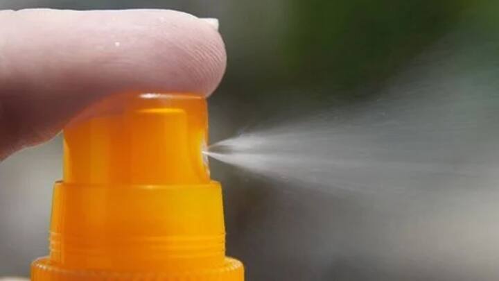 কিন্তু শুধুমাত্র বাইরে বেরনোর সময় নয়, বাড়িতে থাকলেও সানস্ক্রিন ব্যবহারে জোর দিচ্ছেন বিশেষজ্ঞরা। গ্রীষ্ম, বর্ষা, শীত, বছরভর সানস্ক্রিনকে সবসময়কার সঙ্গী করে তোলার পক্ষপাতী তাঁরা।