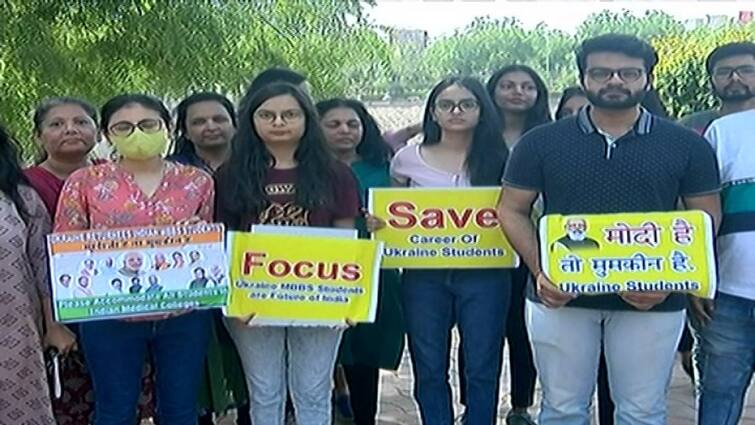 students returning from Ukraine and their parents launched 'Operation Saraswati' in Gujarat AHMEDABAD : યુક્રેનથી પરત આવેલા વિદ્યાર્થીઓ અને તેમના  વાલીઓએ શરૂ કર્યું ‘ઓપરેશન સરસ્વતી’, જાણો શું છે આ નવું ઓપરેશન